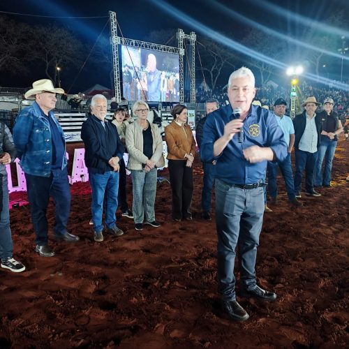 Abertura do rodeio lota arena na Festa do Carneiro no Buraco