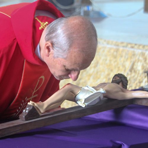 Hoje é dia de silencio em reflexão à Sexta-feira Santa