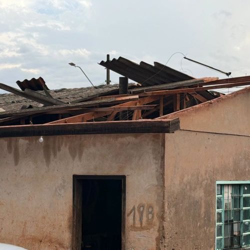 Vendaval atinge o Conjunto Sol Nascente e danifica mais de 10 casas em Luiziana