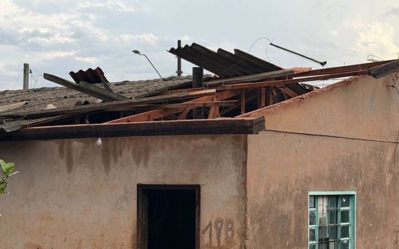 Vendaval atinge o Conjunto Sol Nascente e danifica mais de 10 casas em Luiziana