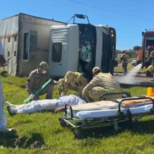 Caminhão frigorífico tomba ao tentar acessar o Jardim Santa Cruz e deixa dois feridos