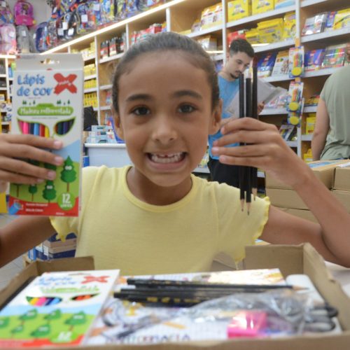 Secretaria de Educação mantém entrega de vouchers de uniformes e materiais para quem ainda não retirou