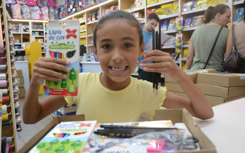 Secretaria de Educação mantém entrega de vouchers de uniformes e materiais para quem ainda não retirou