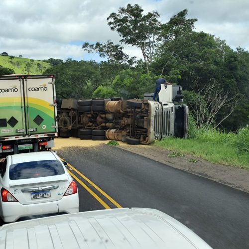 Carreta tomba próximo a ponte torta na BR-487