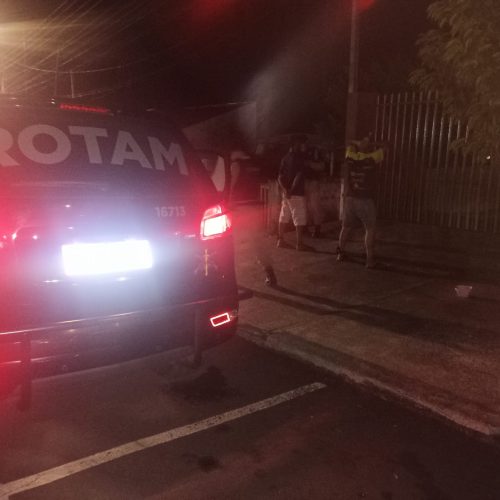 Ao ser negado esmola, homem em situação de rua agride cidadão na vila urupês e destrói o carro da vítima