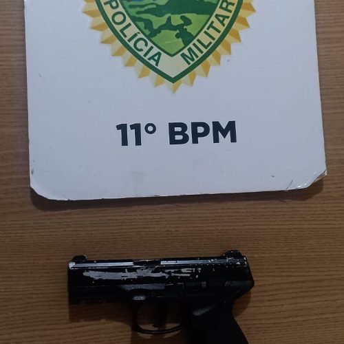 Dupla é presa com simulacro de arma após ameaças em conveniência de Campo Mourão