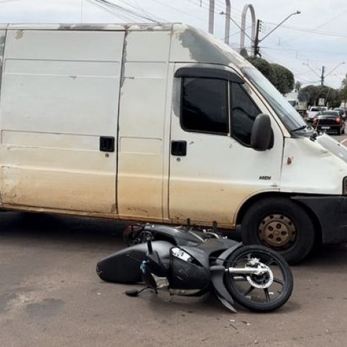 Jovem fica ferida em acidente entre moto e van na Avenida Jorge Walter