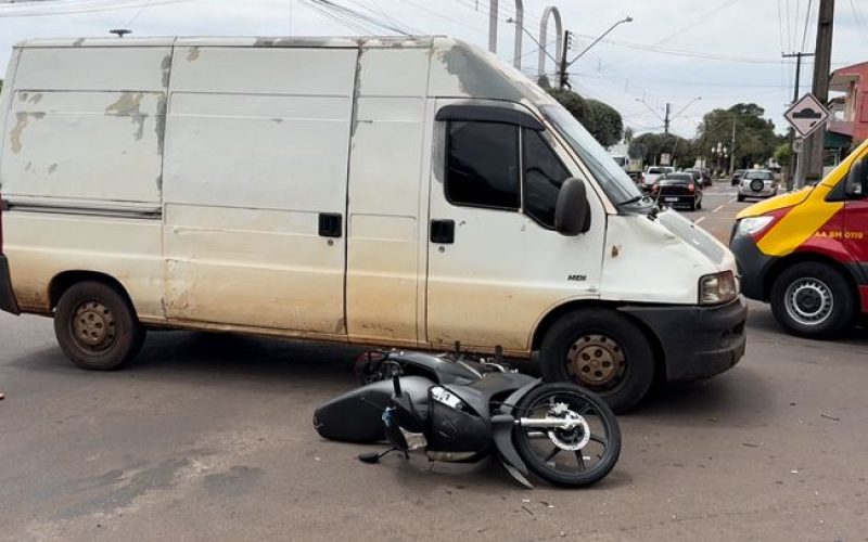 Jovem fica ferida em acidente entre moto e van na Avenida Jorge Walter