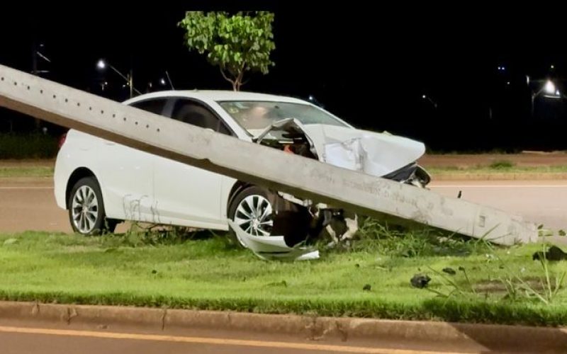Motorista derruba poste em acidente próximo à Santa Casa em Campo Mourão