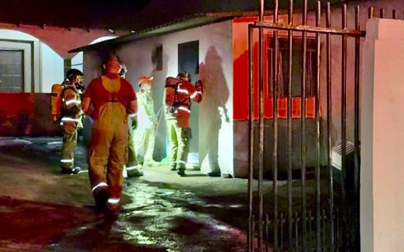 Princípio de incêndio mobiliza vizinhos e Corpo de Bombeiros em residência na Rua Ponta Grossa