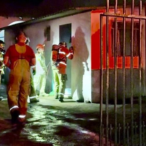 Princípio de incêndio mobiliza vizinhos e Corpo de Bombeiros em residência na Rua Ponta Grossa
