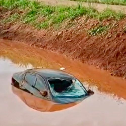 Motorista perde o controle e sai da pista em estrada rural no distrito de Ivailândia