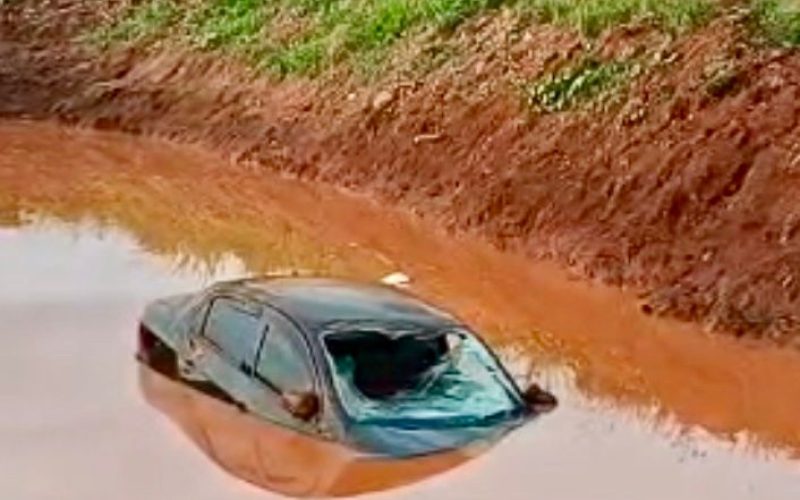 Motorista perde o controle e sai da pista em estrada rural no distrito de Ivailândia
