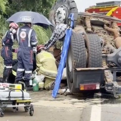 Motorista ficou gravemente ferido após caminhão tombar na BR-272