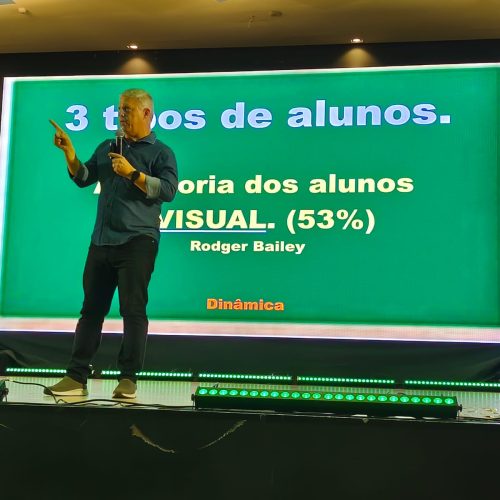 Palestra com Erik Penna marca abertura do ano letivo na rede municipal em Campo Mourão