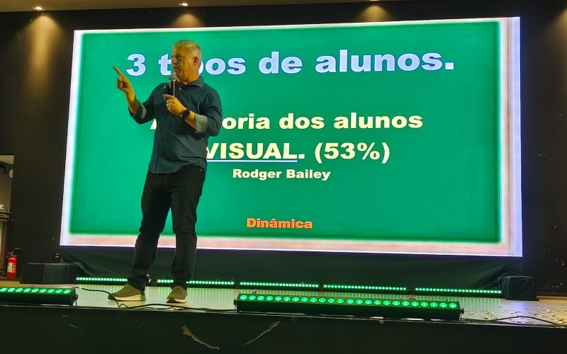 Palestra com Erik Penna marca abertura do ano letivo na rede municipal em Campo Mourão