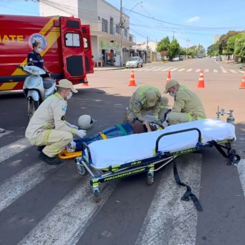 Colisão entre carro e moto deixa mãe e filho feridos no centro de Campo Mourão