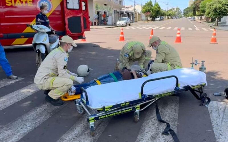 Colisão entre carro e moto deixa mãe e filho feridos no centro de Campo Mourão