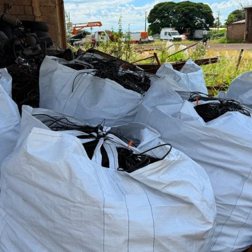 Campo Mourão: concluída ação de retirada de fiação solta no Lar Paraná