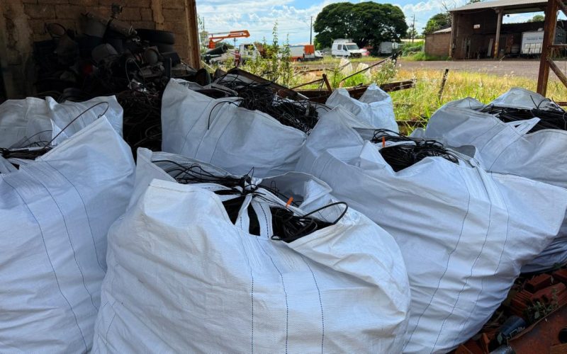 Campo Mourão: concluída ação de retirada de fiação solta no Lar Paraná