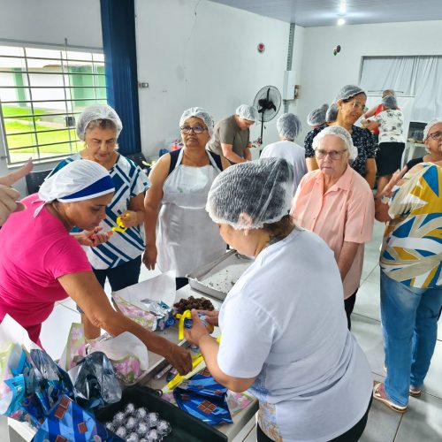 Campo Mourão: oficina realizada na SEMAC capacita mulheres para confecção de produtos de chocolate