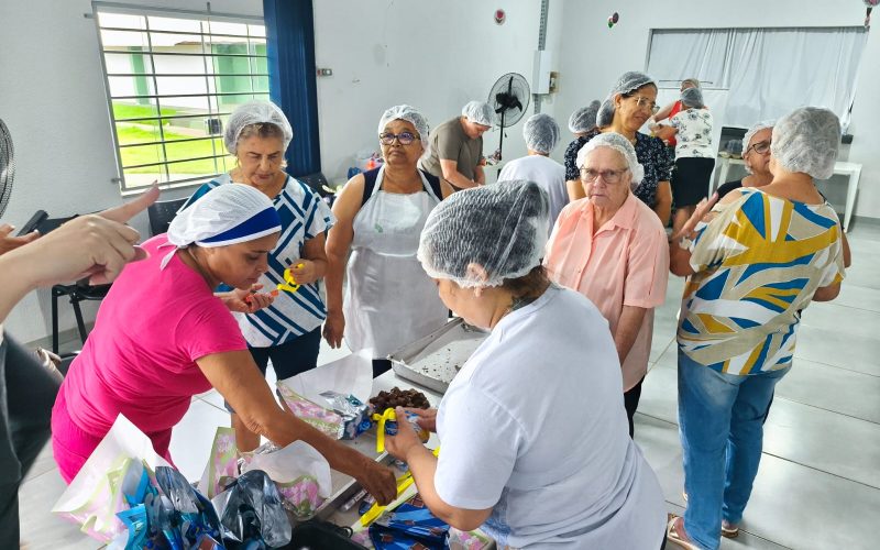 Campo Mourão: oficina realizada na SEMAC capacita mulheres para confecção de produtos de chocolate