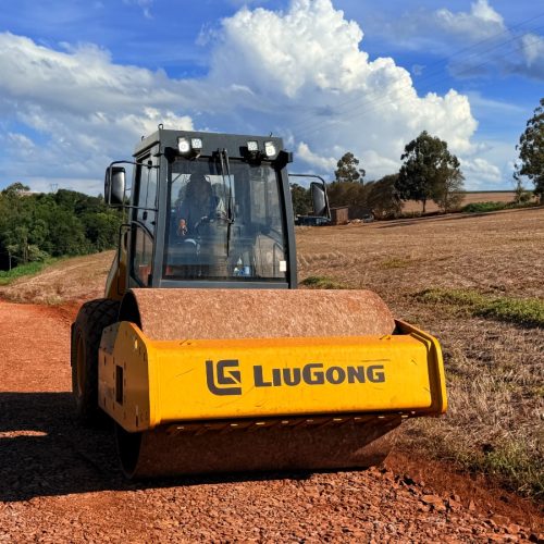 Prefeitura realiza manutenção e cascalhamento de estradas rurais em Campo Mourão