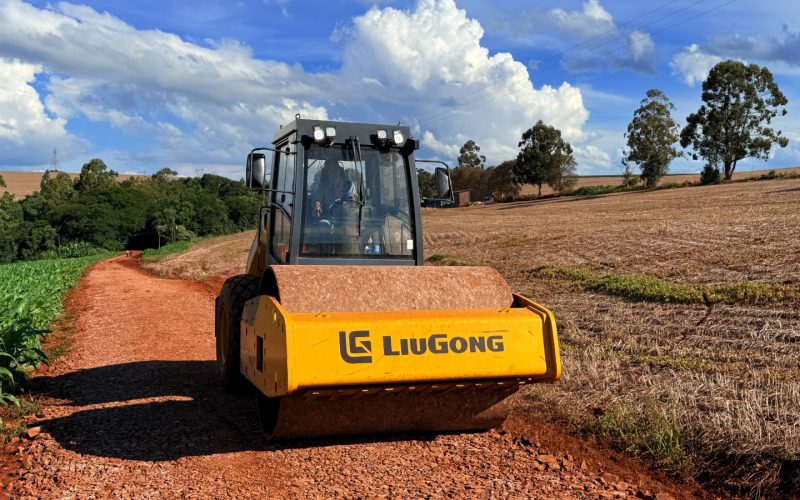 Prefeitura realiza manutenção e cascalhamento de estradas rurais em Campo Mourão