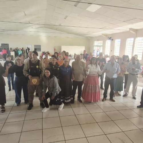 Patrulha Maria da Penha realiza ação contra golpes e violência financeira para 120 idosos em Campo Mourão