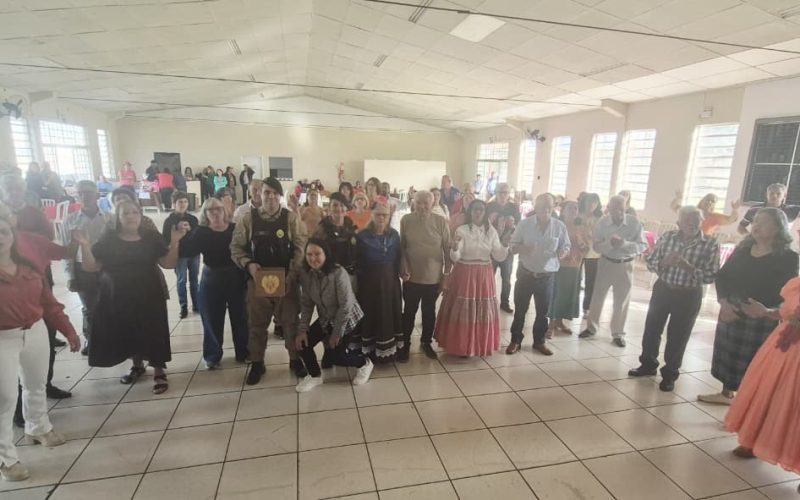 Patrulha Maria da Penha realiza ação contra golpes e violência financeira para 120 idosos em Campo Mourão