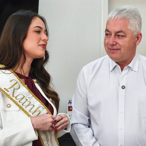 Rainha da Festa do Carneiro no Buraco recebe a faixa