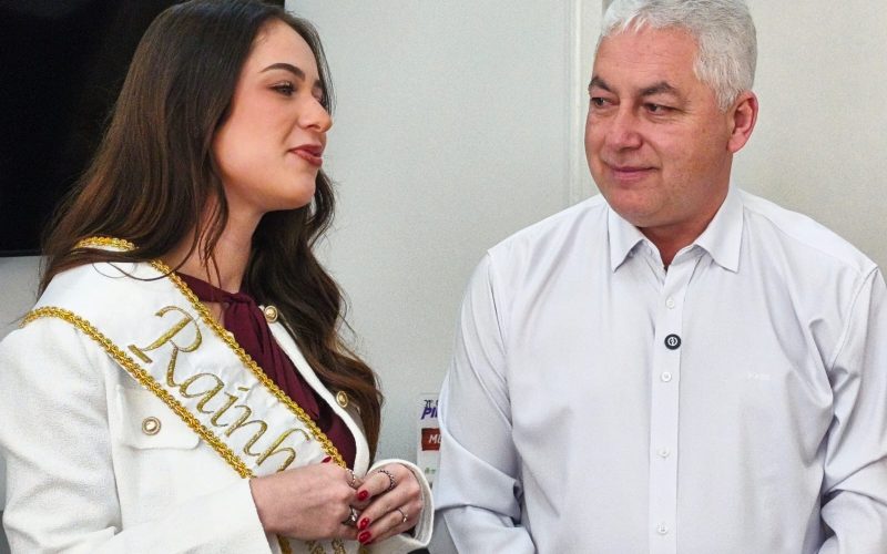 Rainha da Festa do Carneiro no Buraco recebe a faixa