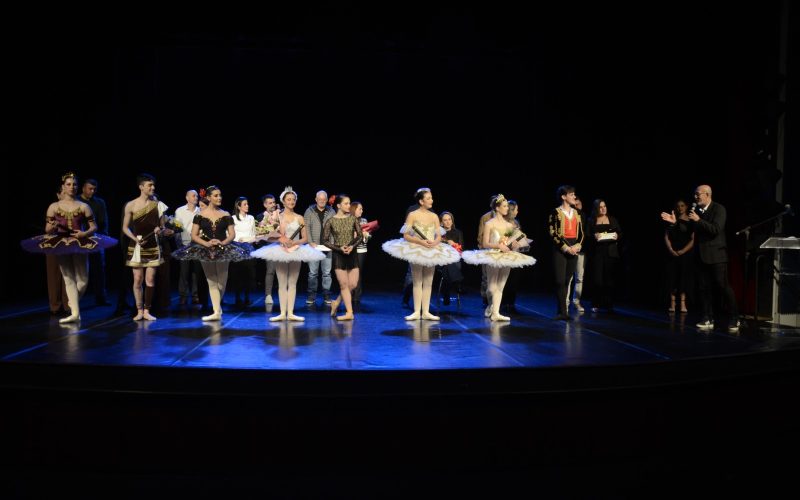 Academia Municipal de Ballet de Campo Mourão forma mais 8 bailarinos