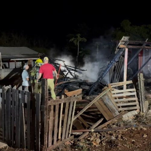 Incêndio destrói completamente residência de madeira no centro de Peabiru