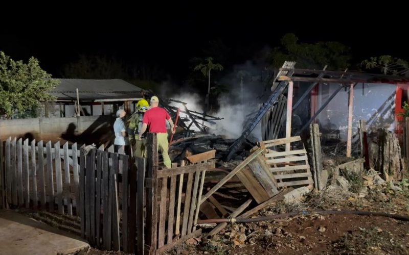 Incêndio destrói completamente residência de madeira no centro de Peabiru