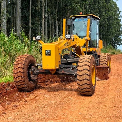 Prefeitura realiza manutenção e compactação de cascalho em estrada rural que liga a BR-272 à Estrada Velha para o Farol