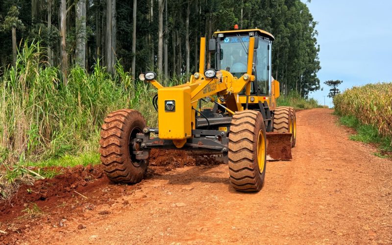 Prefeitura realiza manutenção e compactação de cascalho em estrada rural que liga a BR-272 à Estrada Velha para o Farol