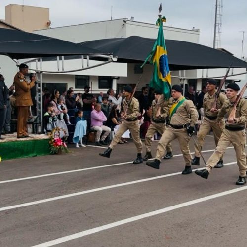 Polícia Militar comemora 172 anos com desfile e entrega de medalhas em Campo Mourão.