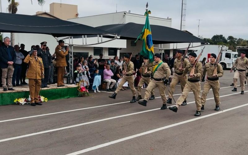 Polícia Militar comemora 172 anos com desfile e entrega de medalhas em Campo Mourão.