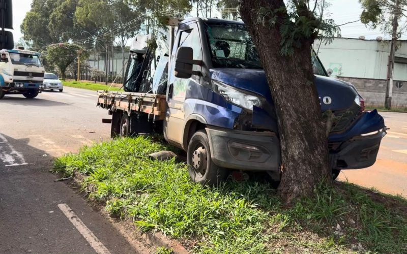 Caminhão bate em árvore após colisão com outro caminhão na Avenida John Kennedy
