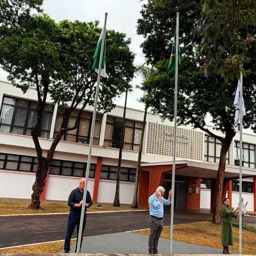 Semana da Pátria é aberta com ato cívico em frente à Prefeitura de Campo Mourão