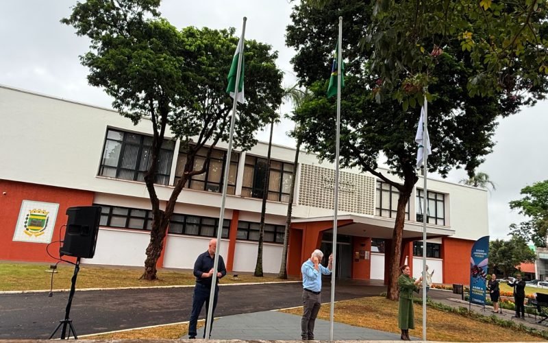 Semana da Pátria é aberta com ato cívico em frente à Prefeitura de Campo Mourão