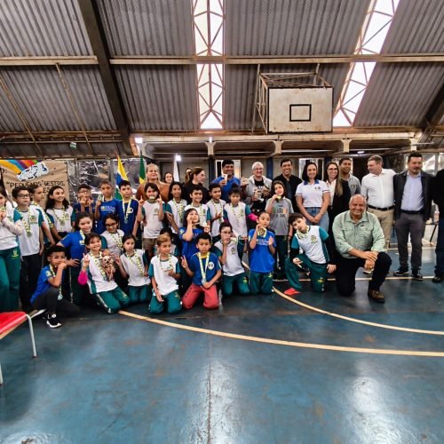 Projeto de educação ambiental arrecada meia tonelada de tampinhas de plástico