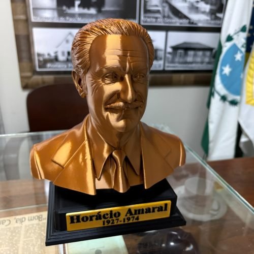 Secretaria de Cultura recebe busto do ex-prefeito Horácio Amaral doado pelos filhos