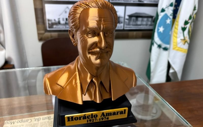 Secretaria de Cultura recebe busto do ex-prefeito Horácio Amaral doado pelos filhos