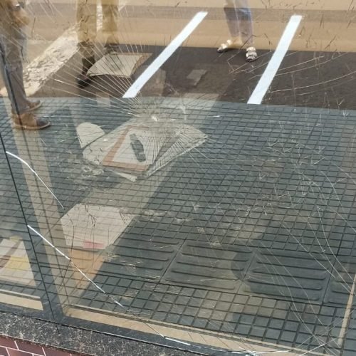 ESTAVA ESTRESSADO E QUEBROU 3 JANELAS DE ESCRITÓRIO DE ADVOCACIA EM CAMPO MOURÃO; HOMEM ACABA PRESO!