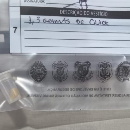 MULHER É FLAGRADA COM Pino DE CRACK NA MOCHILA APÓS ABORDAGEM POLICIAL EM CAMPO MOURÃO
