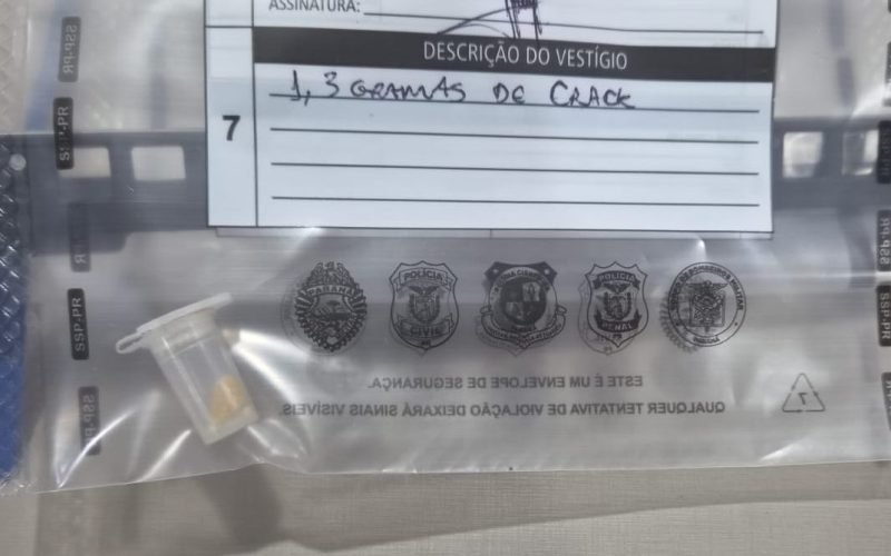 MULHER É FLAGRADA COM Pino DE CRACK NA MOCHILA APÓS ABORDAGEM POLICIAL EM CAMPO MOURÃO