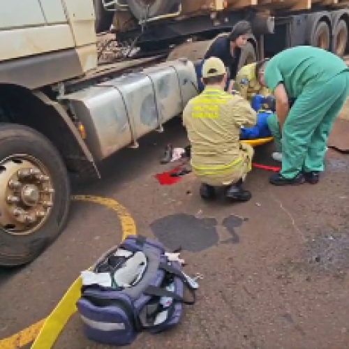 Motociclista sofre fratura exposta em colisão com carreta em Campo Mourão