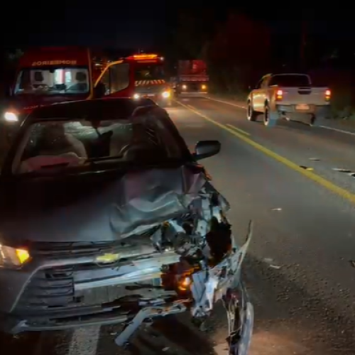 Motorista fica ferido em colisão entre carro e caminhão na BR-487 em Campo Mourão